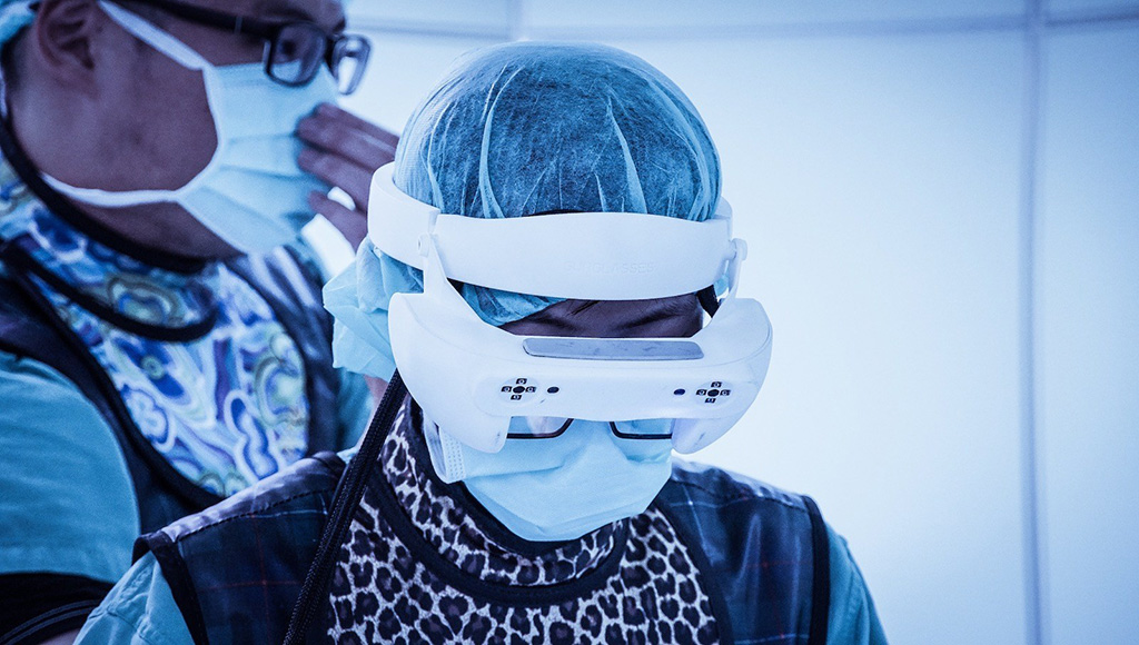 TradeMed Industry News New Smart Surgical Glasses Allows Surgeons